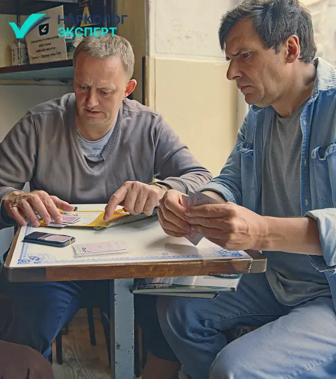 Мужчины играют в карты